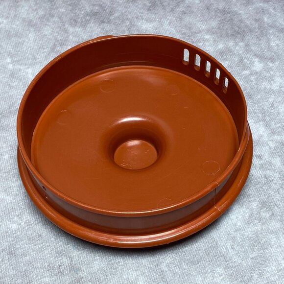 Rubbermaid Brown Plastic 1.5 Quart Pitcher Jug With Lid Ribbed Design - Picture 5 of 12